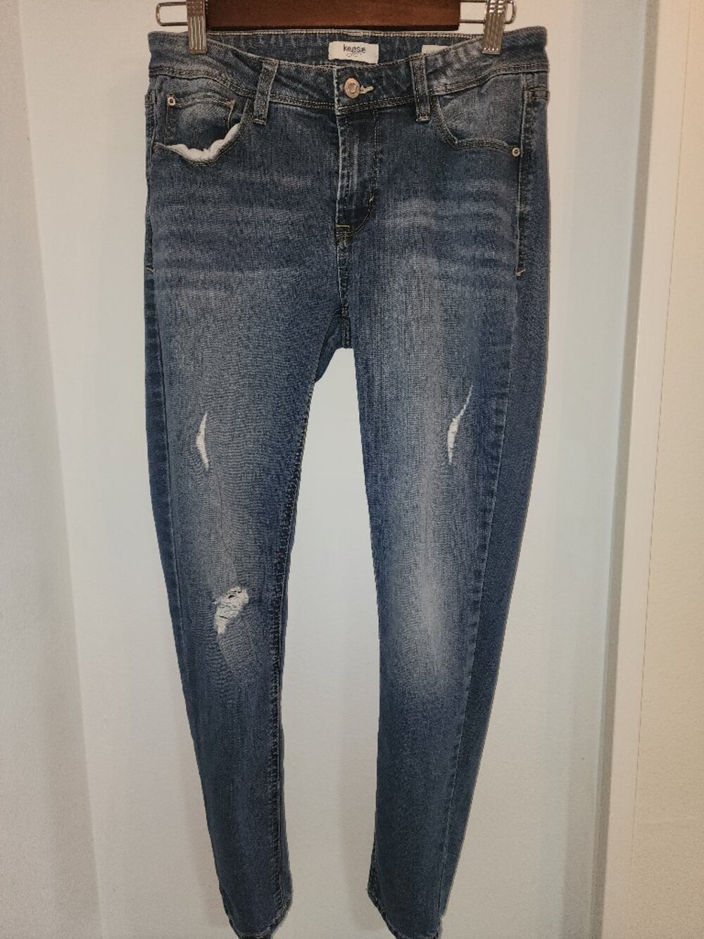 Kensie Women’s Size 6/28 Petite Jeans – 26” Inseam – RN 120246 – Slight Distress